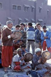 Image du Maroc Professionnelle de  Les musiciens des acrobates, connus sous le nom d'Oulad Sidi Ahmad Ou Moussa, sont les héritiers traditionnel de l'école du Cheikh de Tazeroualet, fief de la famille maraboutique du Saint patron Sidi Ahmad ou Moussa, véritable société d'artistes de rue marocain, qui s'exerçaient à La fameuse place Jemaa El Fana de Marrakech, la ville touristique du Maroc, Jeudi 19 Mai 1988. (Photo / Abdeljalil Bounhar)